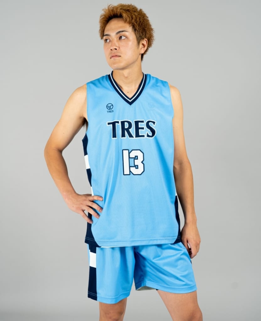 バスケットボール用リバーシブルウェア画像　正面・男性モデル|トレスバスケットボール