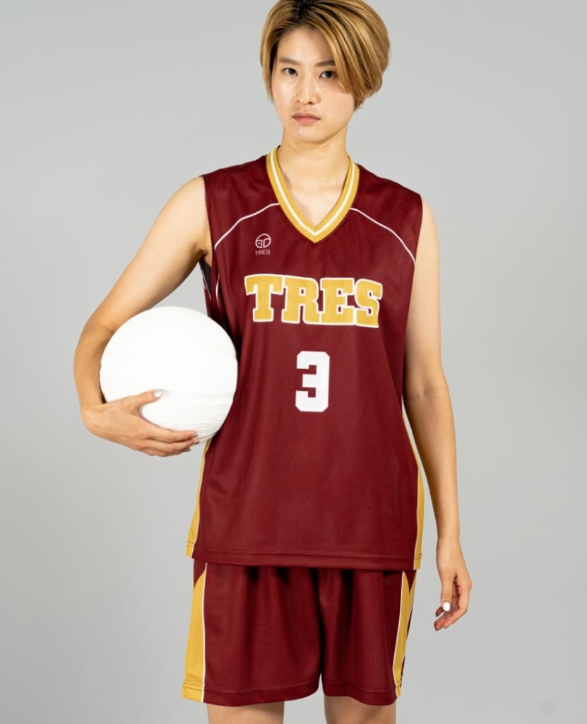 バスケットボール用リバーシブルウェア画像　正面・女性モデル|トレスバスケットボール
