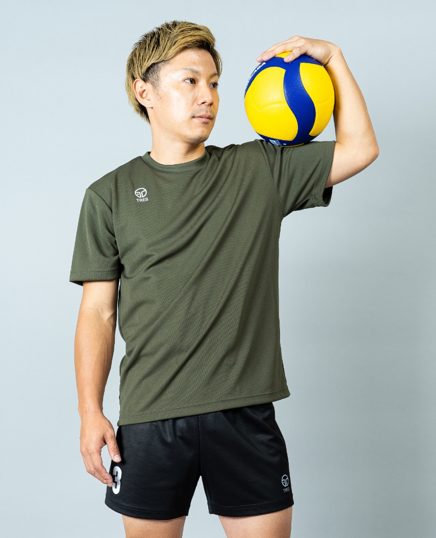 バレーボール用チームTシャツ画像　正面・男性モデル|トレスバレーボール